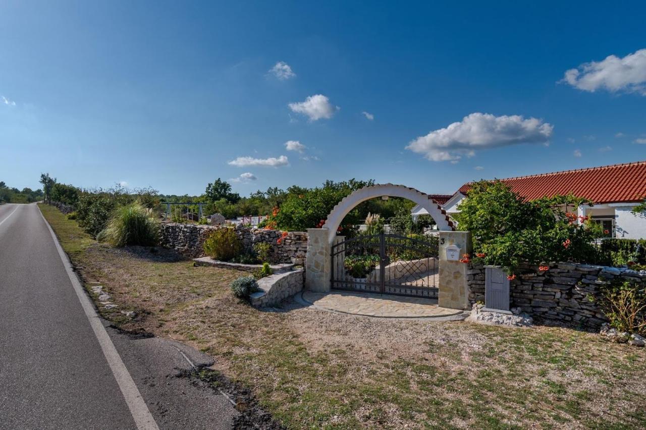House Camellia With Fenced Pool And Playground Villa Blizna Donja Buitenkant foto