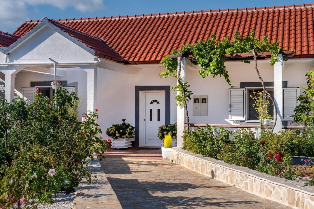 House Camellia With Fenced Pool And Playground Villa Blizna Donja Buitenkant foto